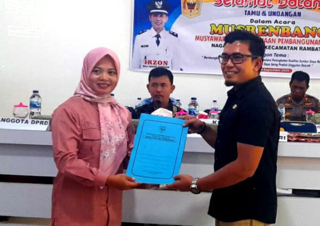 Seknag Elza serahkan hasil Musrenbang pada Camat Rambatan Iqbal.